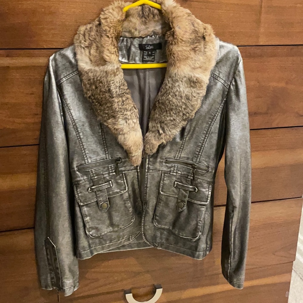 Woman’s Jacket w/ detachable fur collar